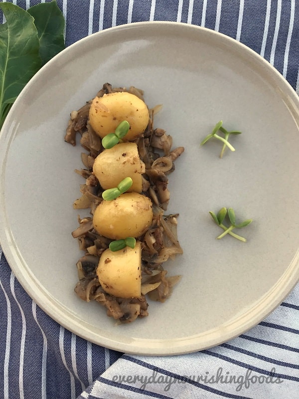 Potatoes in mushroom sauce
