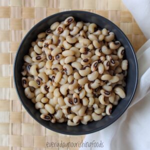 cooked black eyed peas in a bowl
