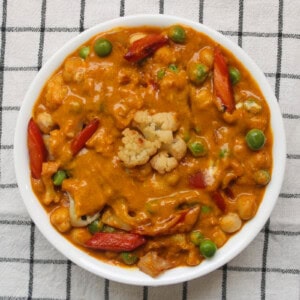 Finished vegetable tikka masala with a rich, smooth gravy ready to serve.