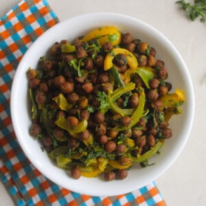 No onion no tomato kala chana curry with bell peppers and spinach.