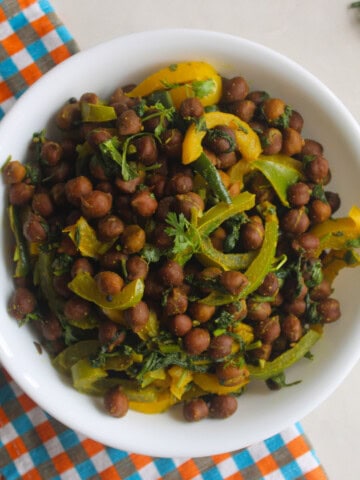 No onion no tomato kala chana curry with bell peppers and spinach.